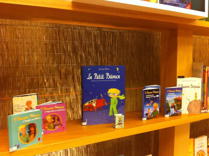 Um das estantes abriga quinze unidades de O Pequeno Príncipe Um das estantes abriga quinze unidades de O Pequeno Príncipe