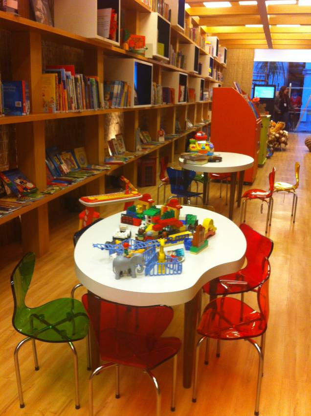 Mesas com brinquedos podem ser usadas durante a leitura Mesas com brinquedos podem ser usadas durante a leitura