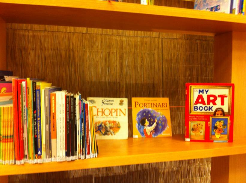 Os livros estão em inglês, francês, espanhol, chinês, russo, bósnio e português Os livros estão em inglês, francês, espanhol, chinês, russo, bósnio e português