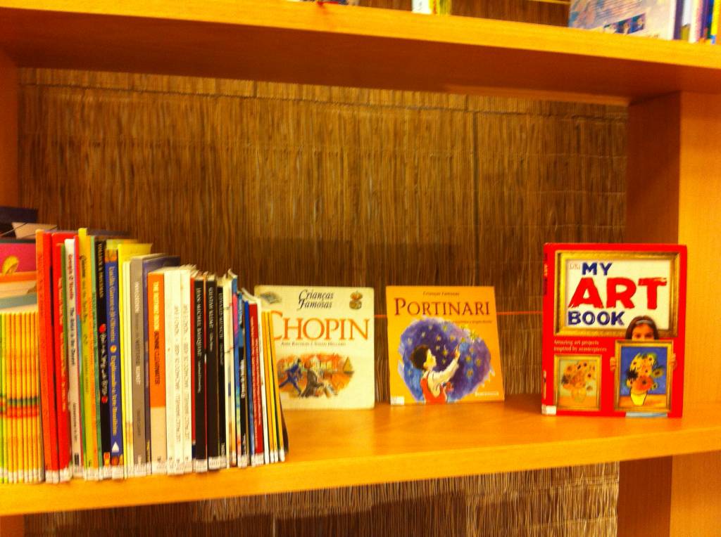 Os livros estão em inglês, francês, espanhol, chinês, russo, bósnio e português Os livros estão em inglês, francês, espanhol, chinês, russo, bósnio e português