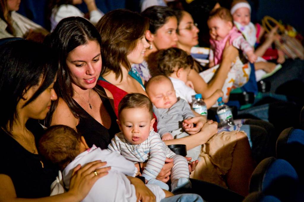 CineMaterna: projeto proporciona um momento entre mamãe e bebê no escurinho do cinema CineMaterna: projeto proporciona um momento entre mamãe e bebê no escurinho do cinema