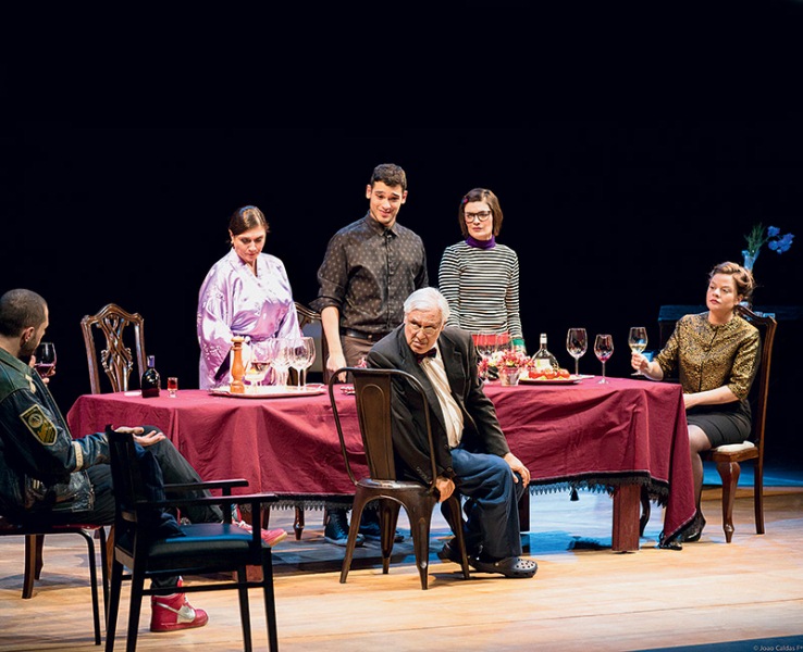 Guilherme Magon, Eliete Cigaarini, Bruno Fagundes, Arieta Corrêa, Maíra Dvorek e Antonio Fagundes: dificuldade para se comunicar Guilherme Magon, Eliete Cigaarini, Bruno Fagundes, Arieta Corrêa, Maíra Dvorek e Antonio Fagundes: dificuldade para se comunicar