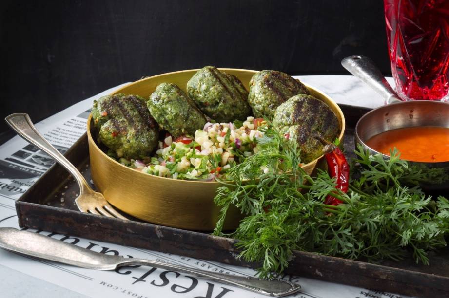 	De Israel para cá, no Tarsila: bolinhos falafel servidos com salada de tomate, cebola roxa e arroz