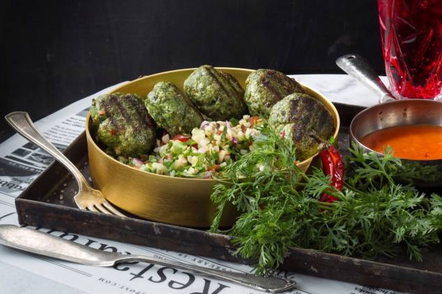 De Israel para cá, no Tarsila: bolinhos falafel servidos com salada de tomate, cebola roxa e arroz De Israel para cá, no Tarsila: bolinhos falafel servidos com salada de tomate, cebola roxa e arroz