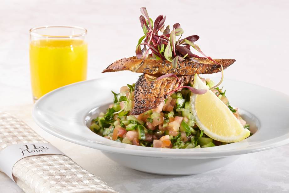 O café da manhã israelense: salada israeli O café da manhã israelense: salada israeli