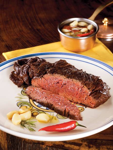 O corte ao ponto: a porção serve três pessoas O corte ao ponto: a porção serve três pessoas