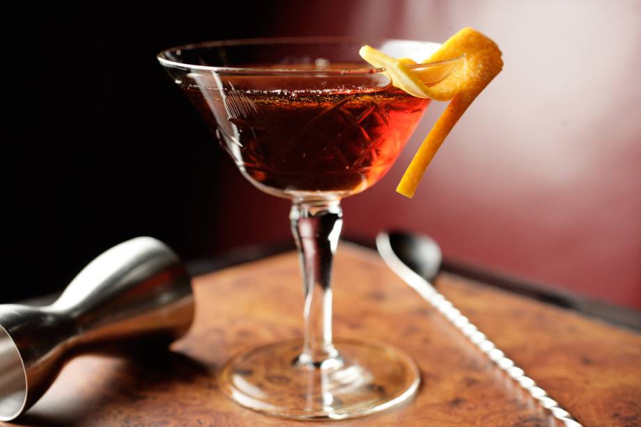 Martíni: equilíbrio entre gim, vermute tinto e bitter na taça umedecida por absinto Martíni: equilíbrio entre gim, vermute tinto e bitter na taça umedecida por absinto