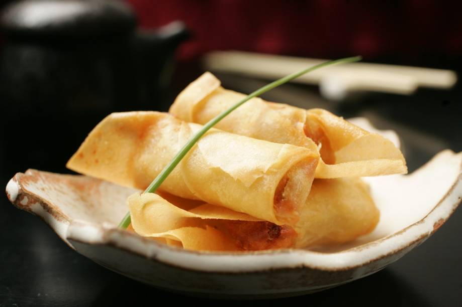 A panquequinha de siri tem o formato de um rolinho primavera A panquequinha de siri tem o formato de um rolinho primavera