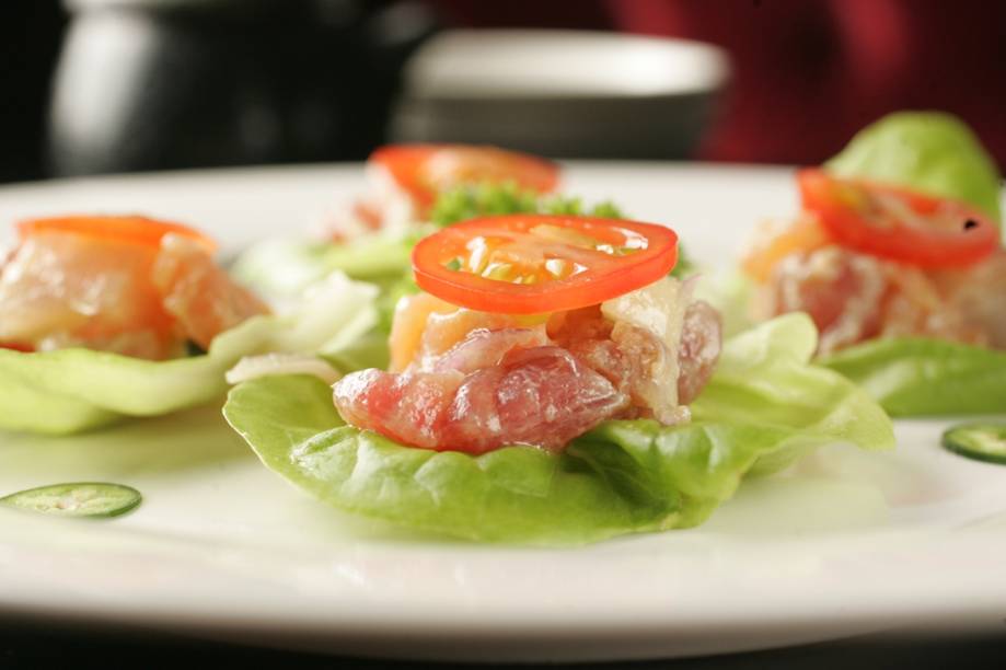 Ceviche misto servido sobre broto de alface Ceviche misto servido sobre broto de alface