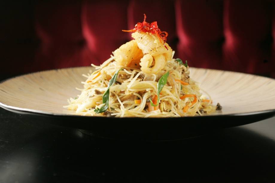 Macarrão de arroz bifum com vegetais e lula Macarrão de arroz bifum com vegetais e lula