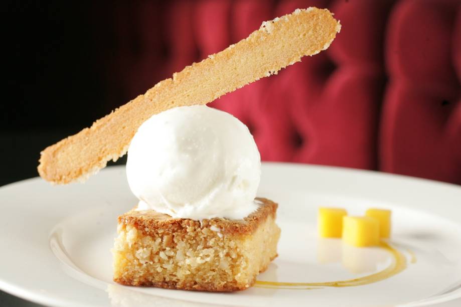 Chega acompanhado de sorvete de coco o brownie de macadâmia e gengibre Chega acompanhado de sorvete de coco o brownie de macadâmia e gengibre