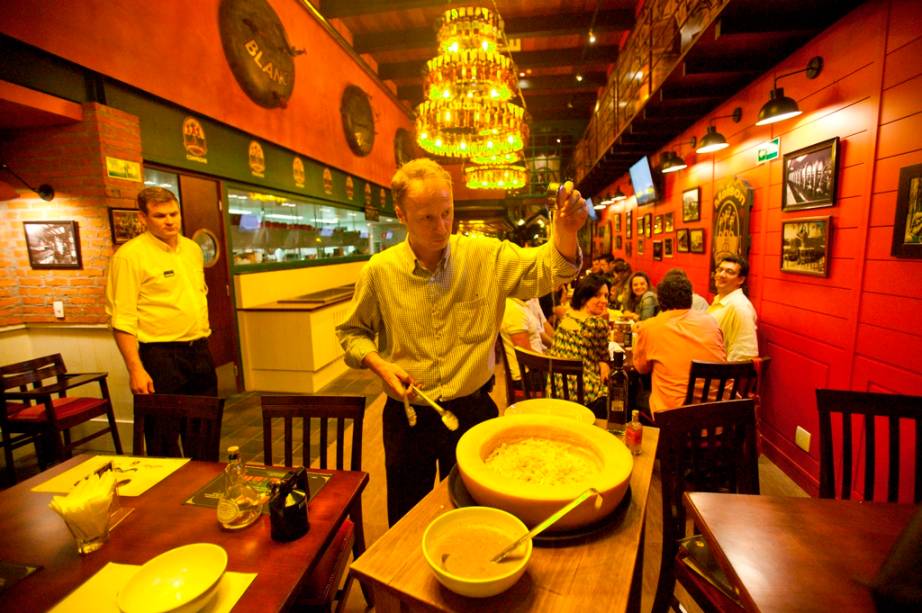 Laurens Defour, chef e sócio do Les 3 Brasseurs prepara o La Parmigiana Laurens Defour, chef e sócio do Les 3 Brasseurs prepara o La Parmigiana