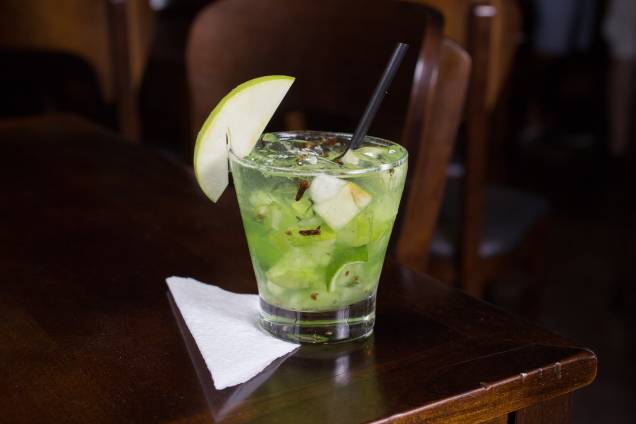 Outra opção de caipirinha, a guardião leva maçã verde, cravo-da-índia e cachaça Espírito de Minas Outra opção de caipirinha, a guardião leva maçã verde, cravo-da-índia e cachaça Espírito de Minas