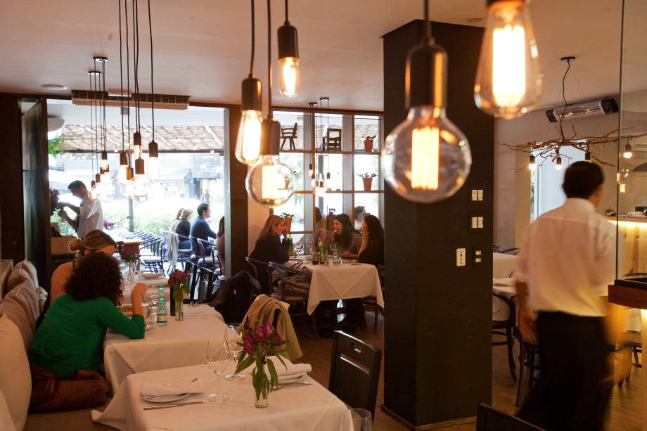 O salão com vista para a cozinha O salão com vista para a cozinha