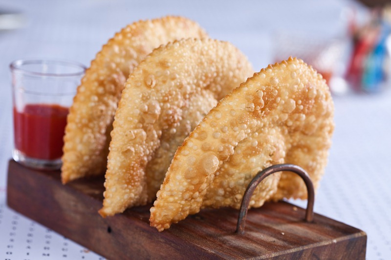 Pastéis de berbigão (tipo de molusco) com bordas recheadas de pirão