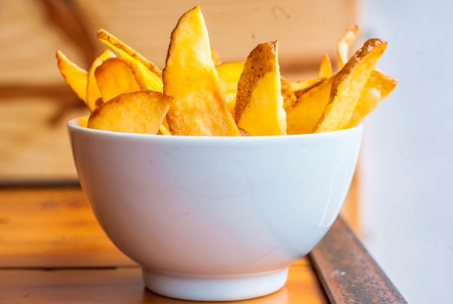 Em generosa porção com casca, a batata frita dá para até duas pessoas Em generosa porção com casca, a batata frita dá para até duas pessoas