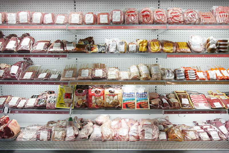 No açougue, os cortes são resfriados, nunca congelados, e expostos já em porções No açougue, os cortes são resfriados, nunca congelados, e expostos já em porções