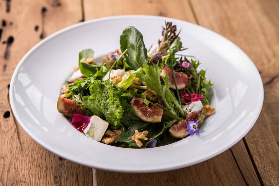 A salada folhas variadas com queijo pode servir de entrada ou acompanhamento A salada folhas variadas com queijo pode servir de entrada ou acompanhamento