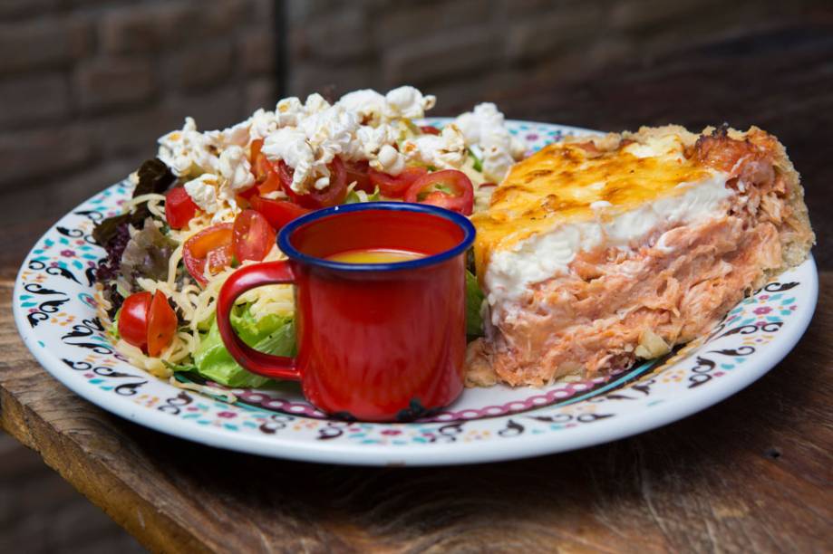 A torta de frango, na companhia de meia salada