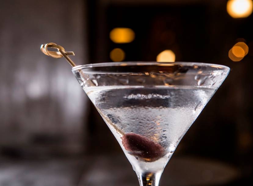 Na versão da casa, o dry martíni vem com uma azeitona preta Na versão da casa, o dry martíni vem com uma azeitona preta