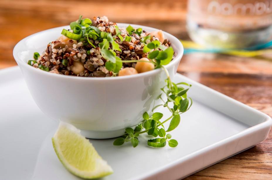 Para começar, a salada de quinoa, grão-de-bico, lentilha, hortelã e gergelim