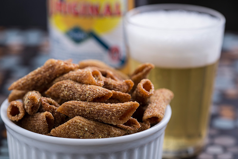 Para petiscar, vá de penne frito polvilhado de lemon pepper