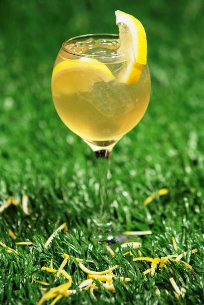 O bourbon lemonade (uísque americano, refrigerante e suco de limão) é bem refrescante O bourbon lemonade (uísque americano, refrigerante e suco de limão) é bem refrescante