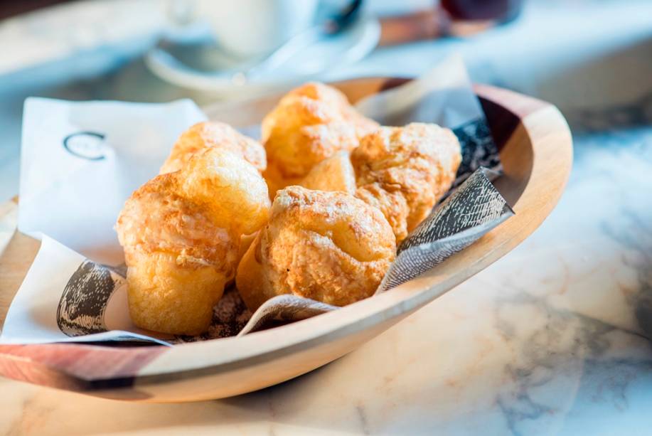 O pão de queijo tem massa aerada e casquinha crocante O pão de queijo tem massa aerada e casquinha crocante