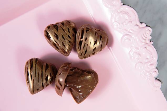 O coraçãozinho rendado com recheio de Nutella tem acabamento primoroso O coraçãozinho rendado com recheio de Nutella tem acabamento primoroso