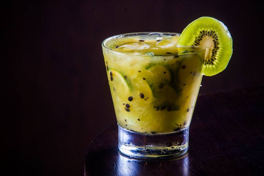 Refresca a adocicada caipirinha apelidada de alemão: vodca Absolut, limão, kiwi, maracujá e uva itália Refresca a adocicada caipirinha apelidada de alemão: vodca Absolut, limão, kiwi, maracujá e uva itália