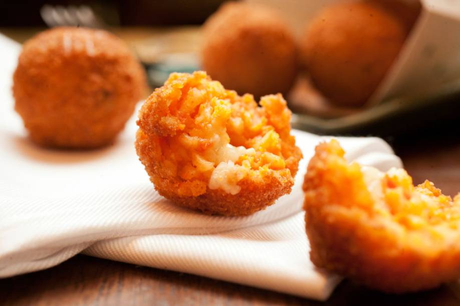 Os arancini: bolinhos de arroz à italiana, são ideais para partilhar Os arancini: bolinhos de arroz à italiana, são ideais para partilhar