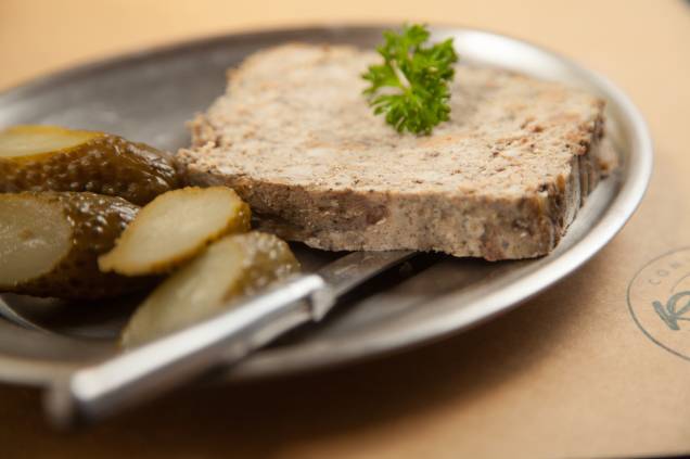 A terrine de porco aparece na seleção de entradas A terrine de porco aparece na seleção de entradas