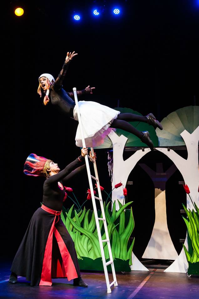 Adriana Telg (Rapunzel) usa técnicas de circo em acrobacias na escada Adriana Telg (Rapunzel) usa técnicas de circo em acrobacias na escada