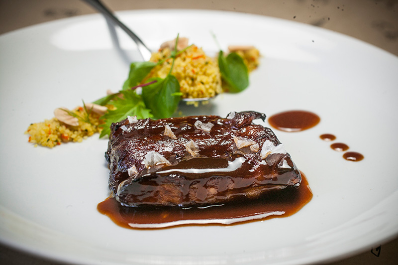 Tenra, a costelinha de porco pode ter acompanhamentos como cuscuz marroquino Tenra, a costelinha de porco pode ter acompanhamentos como cuscuz marroquino