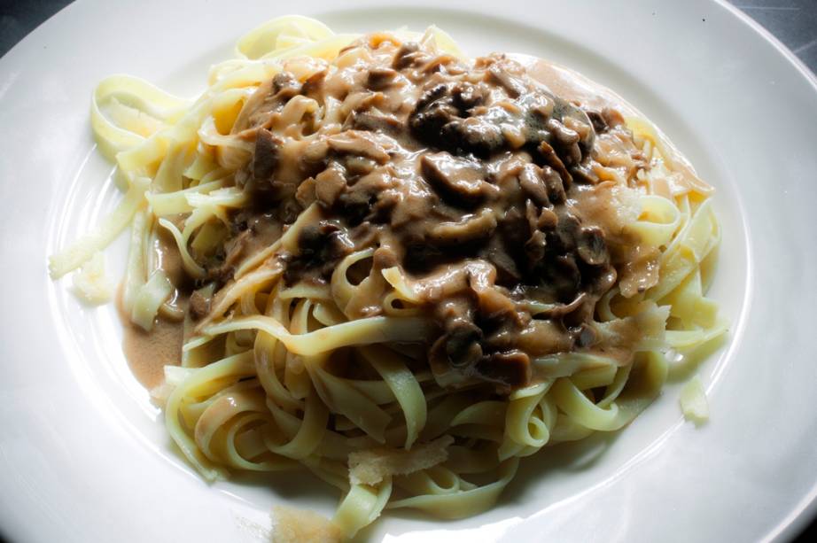 La premigina: fettucine feito em uma roda de queijo parmesão com azeite trufado, flambado na grappa e servido com molho forestier La premigina: fettucine feito em uma roda de queijo parmesão com azeite trufado, flambado na grappa e servido com molho forestier