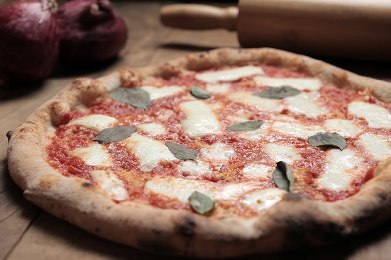 Margherita: molho de tomate, mussarela de búfala e manjericão Margherita: molho de tomate, mussarela de búfala e manjericão