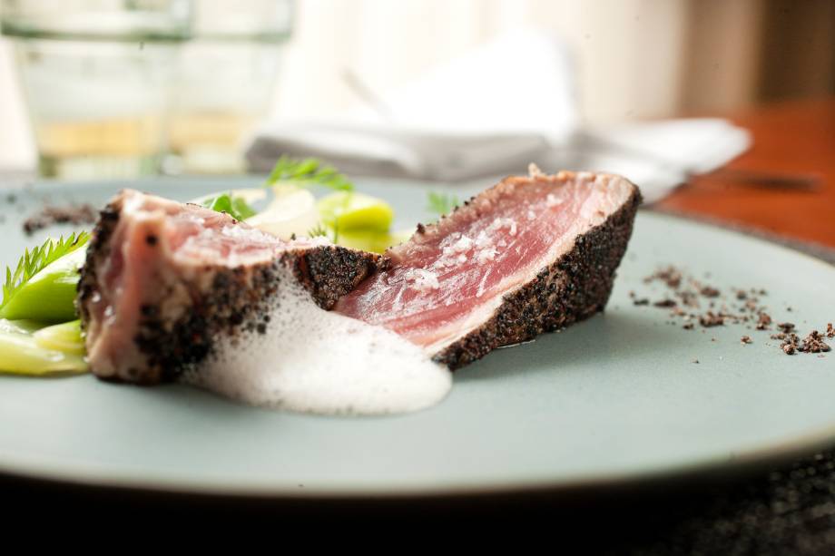 Opção de entrada, o atum leva uma crosta de cacau e gergelim Opção de entrada, o atum leva uma crosta de cacau e gergelim