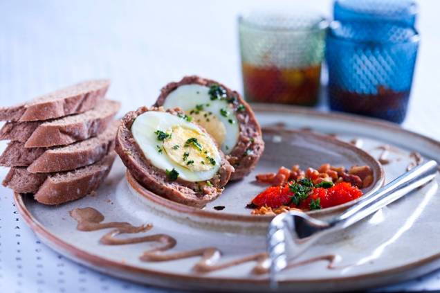 Bolinho de carnes bovina e suína recheado com um ovo de galinha inteiro Bolinho de carnes bovina e suína recheado com um ovo de galinha inteiro
