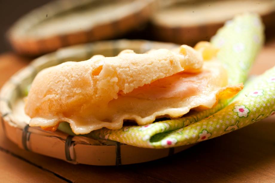 Chega prensada a versão de queijo mussarela com presunto Chega prensada a versão de queijo mussarela com presunto