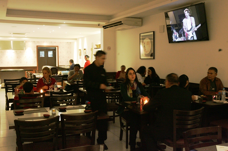 Salão simples no térreo com exibição de clipes em um monitor de TV Salão simples no térreo com exibição de clipes em um monitor de TV