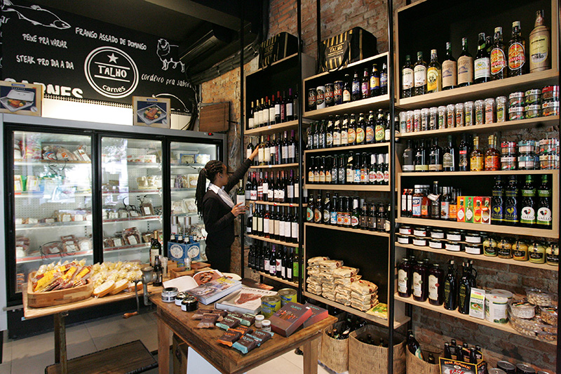 Completam a seleção de produtos temperos para churrasco, bebidas e antepastos Completam a seleção de produtos temperos para churrasco, bebidas e antepastos