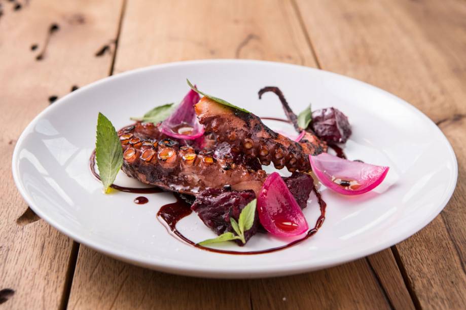 Feito na brasa, o polvo vem com picles suave de cebola-roxa e beterraba Feito na brasa, o polvo vem com picles suave de cebola-roxa e beterraba