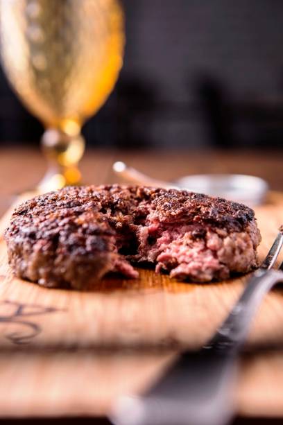 Boa pedida, o hambúrguer pode ser pedido à la carte ou no menu executivo com arroz, feijão-preto, mandioca frita e uma ótima farofa Boa pedida, o hambúrguer pode ser pedido à la carte ou no menu executivo com arroz, feijão-preto, mandioca frita e uma ótima farofa