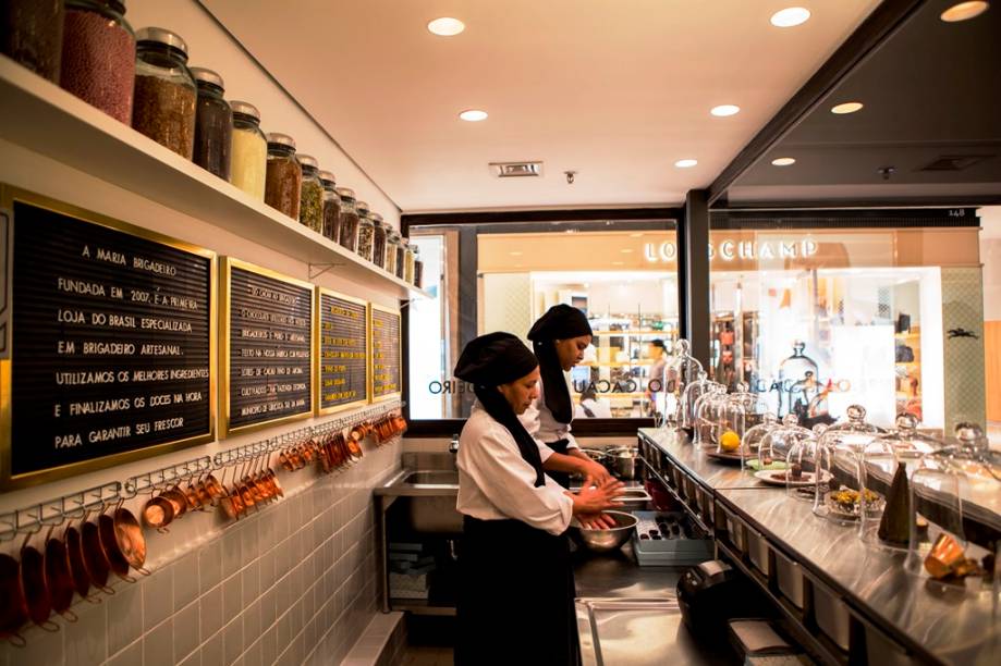 Assim como ocorre na matriz, os brigadeiros são boleados no momento do pedido Assim como ocorre na matriz, os brigadeiros são boleados no momento do pedido