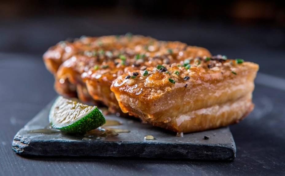 A ótima barriga de porco de pele crocante é temperada com pimenta-do-reino e mel A ótima barriga de porco de pele crocante é temperada com pimenta-do-reino e mel