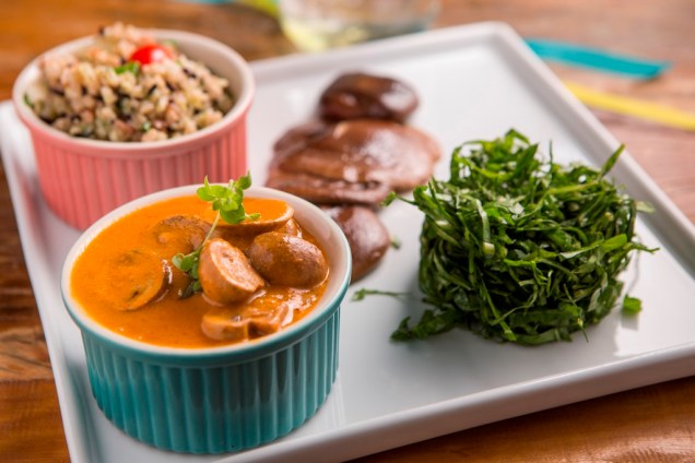 Estrogonofe de cogumelo-de-paris com páprica mais cogumelo shiitake e arroz-cateto Estrogonofe de cogumelo-de-paris com páprica mais cogumelo shiitake e arroz-cateto