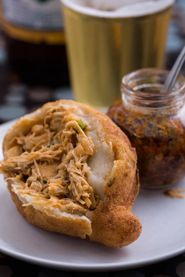 Frita na hora, a coxinha chega dourada na mesa Frita na hora, a coxinha chega dourada na mesa