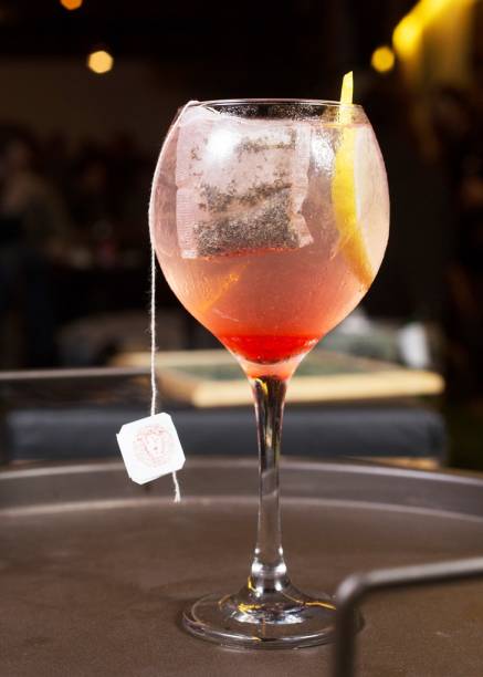 Apelidado de gim dcopas, o coquetel de gim e Campari vem com um saquinho de chá Apelidado de gim dcopas, o coquetel de gim e Campari vem com um saquinho de chá