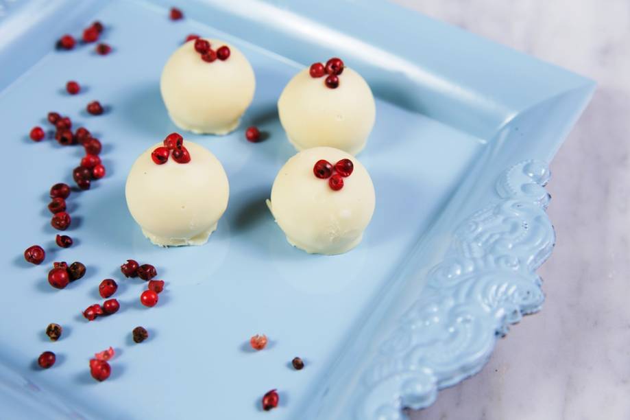 Na linha de trufas, há uma sugestão que combina limão e pimenta-rosa Na linha de trufas, há uma sugestão que combina limão e pimenta-rosa