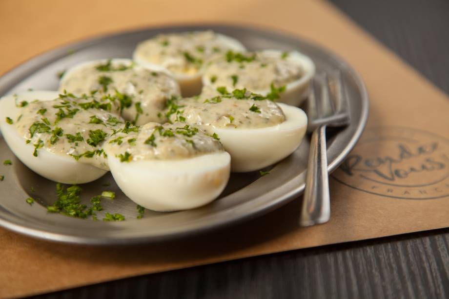 Cozido e coberto por maionese temperada, o ou ovo mimosa Cozido e coberto por maionese temperada, o ou ovo mimosa